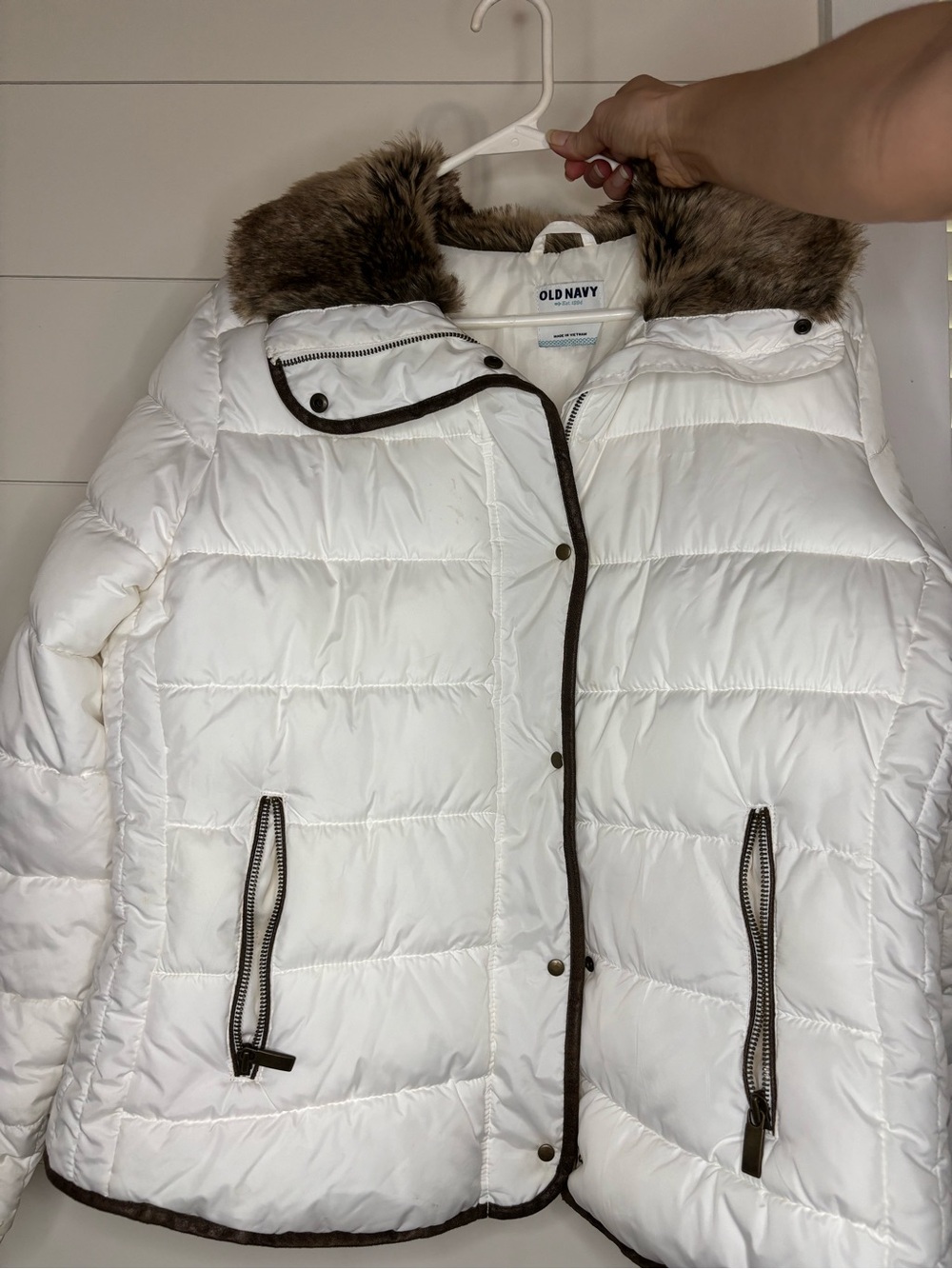 Old Navy White Puffer Jacket with Faux-Fur Collar and Contrast Trim